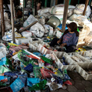 Tri des plastiques à Bangun (photo afp)